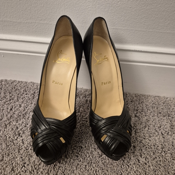 Christian Louboutin Aborina Peep-Toe. - Picture 2 of 5